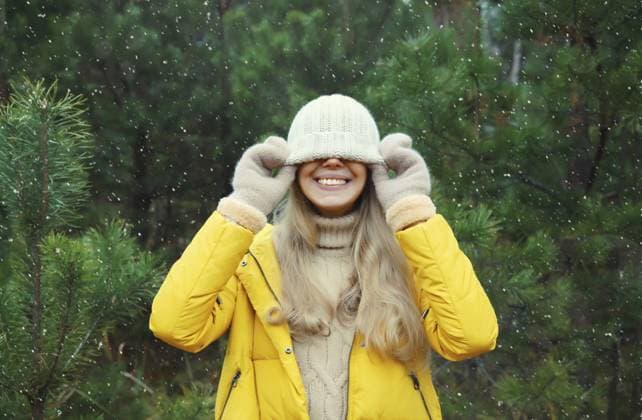 Wintertag, glückliche lächelnde junge Frau, die Spaß hat, genießt Schnee, warmes Wetter gegen Weihnachtsbaum, freudiges Mädchen mit Hut in verschneiten Wald mit Schneeflocken, festlichen Hintergrund stehen Winter day, happy smiling young woman having fun enjoys snow, warm weather against Christmas tree, joyful girl in hat standing in snowy forest with snowflakes, festive background Copyright: imageBROKER VeronikaxKorneva ibxiqx14271001.jpg ,model released, Symbolfoto ,property released