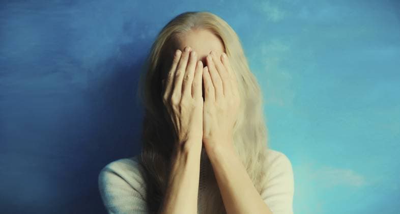 Aufgewühlte, traurige, weinende Frau, die ihre Augen und ihr Gesicht mit den Händen bedeckt, während sie seelisches oder körperliches Leid erfährt Upset sad crying woman covering her eyes and face with hands while experiencing mental or physical suffering Copyright: imageBROKER VeronikaxKorneva ibxiqx14271261.jpg ,model released, Symbolfoto ,property released