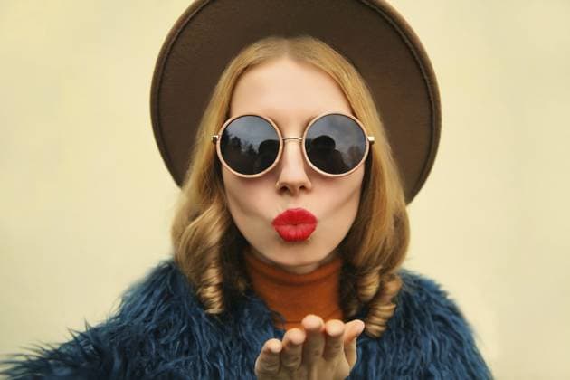 Modische Porträt der stilvollen jungen Frau streckt Hand für die Aufnahme von Selfie weht ihre Lippen mit rotem Lippenstift Senden süßen Luftkuss Fashionable portrait of stylish young woman stretching hand for taking selfie blowing her lips with red lipstick sending sweet air kiss Copyright: imageBROKER VeronikaxKorneva ibxiqx14272828.jpg ,model released, Symbolfoto ,property released