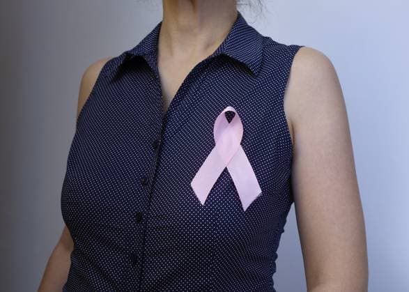 Lächelnde zuversichtlich schöne Frauen tragen T Shirts mit Brustkrebs rosa Schleife stehen auf der Straße Gesundheitsfürsorge, Unterstützung, Prävention. Brustkrebs Bewußtsein Monat Konzept Smiling confident beautiful women wearing t shirts with breast cancer pink ribbon standing on the street. Health care, support, prevention. Breast cancer awareness month concept Copyright: imageBROKER TatyanaxKutina ibxiqx14276718.jpg ,model released, Symbolfoto ,property released