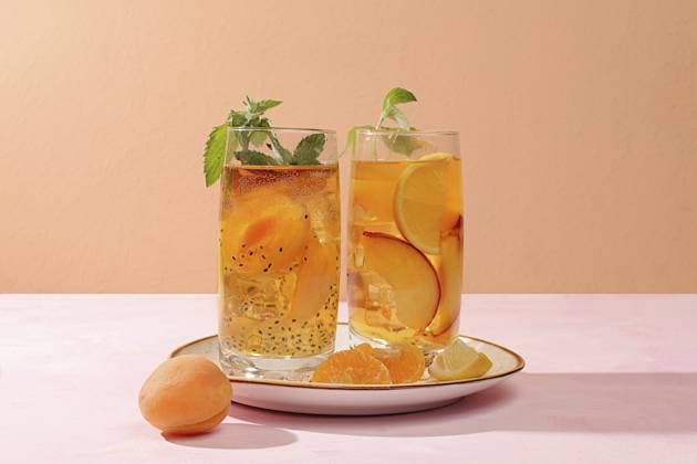 Eiskalte hausgemachte Limonade oder Cocktail mit Minze, Aprikosen, Pfirsichen, Chiasamen und Zitrusfrüchten, Rezept für ein erfrischendes Sommergetränk, Detox Diät und Abnehmkonzept, Speisekarte für Restaurant, selektiver Fokus Ice cold homemade lemonade or cocktail with mint, apricots, peaches, chia seeds and citrus fruits, recipe for a refreshing summer drink, detox diet and weight loss concept, menu for restaurant, selective focus Copyright: imageBROKER SvetlanaxBalyn ibxiqx14283958.jpg