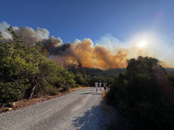 News Themen der Woche KW28 Wildfire in Izmir’s Urla District IZMIR, TURKIYE – JULY 13: Firefighting efforts continue after forest fire broke out in the Urla district of Izmir, Turkiye, on July 13, 2025. Ground and aerial crews continue to combat the blaze, which erupted in the wooded areas surrounding the district, prompting swift emergency response amid rising summer temperatures. Lokman Ilhan Anadolu Izmir Turkey. Editorial use only. Please get in touch for any other usage.  Copyright: x2025xAnadoluxLokmanxIlhanx