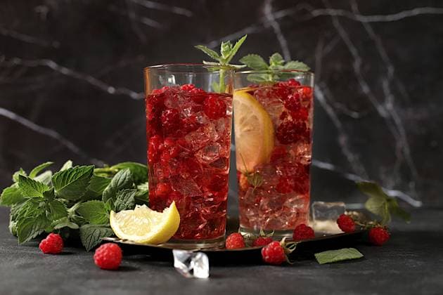 Erfrischender Sommercocktail mit hausgemachter Limonade, Mojito mit Himbeeren, Johannisbeeren, Minze und Zitrone, Entgiftungswasser mit Fruchtgeschmack, Konzept zur Gewichtsabnahme, gesunde und natürliche Ernährung, gezielte Konzentration Refreshing summer homemade lemonade cocktail, mojito with raspberries, currants, mint and lemon, fruit flavored detox water, weight loss concept, healthy and natural food, selective focus Copyright: imageBROKER SvetlanaxBalyn ibxiqx14283976.jpg