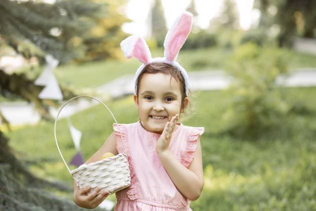 IMAGO Creative, Ostern, Bräuche, Eiersuche #2 Kleines süßes Mädchen tragen Hasenohren halten Korb mit bunten bemalten Eiern auf Ostereiersuche im Park Little cute girl wear bunny ears holding basket with colorful painted eggs on Easter egg hunt in park Copyright: imageBROKER ZulfiiaxIshmukhameto ibxiqx14290025.jpg ,model released, Symbolfoto ,property released