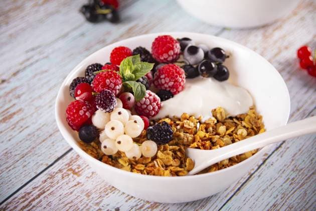 Granola, Müsli mit Joghurt oder Milch und frischen Beeren. Gesundes Frühstückskonzept Granola, muesli cereals with yogurt or milk and fresh berries. Healthy breakfast concept Copyright: imageBROKER ZulfiiaxIshmukhameto ibxiqx14290347.jpg