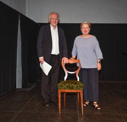 Lesung aus Thomas Bernhards Erzählungen Ich will in die entgegengesetzte Richtung , mit Hermann Beil, im Thomas Bernhard Haus in Ohlsdorf, im Rahmen der Salzkammergut festwochen Gmunden, am 13.07.2025. Das Bild zeigt den Vortragenden Theaterdramaturgen Hermann Beil mit der Theaterfachfrau und ehemalige Direktorin des Wiener Burgtheaters, Karin Bergmann 2025 - Lesung aus Thomas Bernhards Erzählungen Ich will in die entgegengesetzte Richtung , mit Hermann Beil, im Thomas Bernhard Haus in Ohlsdorf, im Rahmen der Salzkammergut festwochen Gmunden, am 13.07.2025. *** Reading from Thomas Bernhards stories Ich will in die entgegengesetzte Richtung , with Hermann Beil, at the Thomas Bernhard Haus in Ohlsdorf, as part of the Salzkammergut festwoc