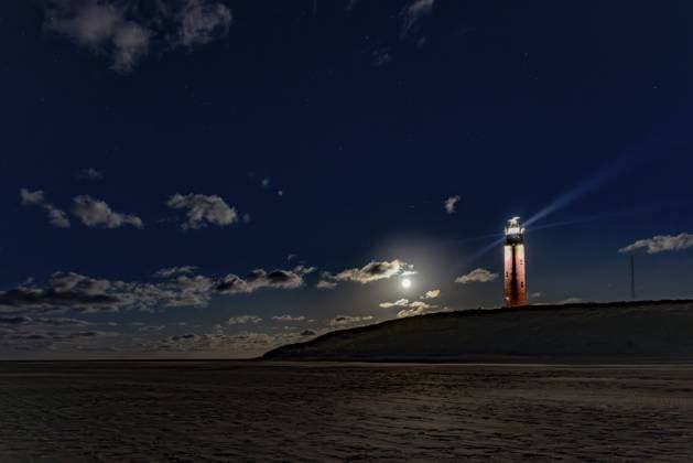 Leuchtturm erhellt die Nacht, umgeben von Sternen und Wolken am Strand, De Cocksdorp, Eierland, Texel, westfriesische Inseln, Nordholland, Niederlande, Europa Lighthouse illuminates the night, surrounded by stars and clouds on the beach, De Cocksdorp, Eierland, Texel, West Frisian Islands, North Holland, Netherlands Copyright: imageBROKER JanxTepass ibxjte13392765.jpg