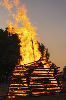 Magische Sommernacht beim Sonnwendfeuer in Deutschland, Schwäbische Alb, Lenninger Tal Magical summer night at the midsummer bonfire in Germany, Swabian Alb, Lenninger Tal Copyright: imageBROKER JirixViehmann ibxjvi14200076.jpg