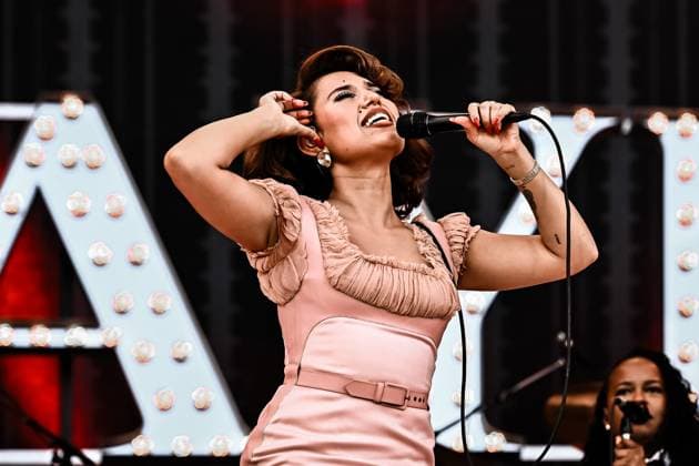 Bilder des Jahres 2025, Entertainment 07 Juli Entertainment Themen der Woche KW28 Entertainment Musik, Lollapalooza Berlin 2025 13.07.2025, xdanx, Entertainment Musik, Lollapalooza Berlin 2025 v.l. Die Saengerin Raye steht beim Lollapalooza Festival im Berliner Olympiastadion auf der Buehne. Die zehnte Ausgabe des Musikfestivals findet am Wochenende des 12 und 13. Juli 2025 im Olympiastadion und Olympiapark in Berlin statt. Berlin Olympiastadion Berlin Deutschland (DE) *** Entertainment Music, Lollapalooza Berlin 2025 13 07 2025, xdanx, Entertainment Music, Lollapalooza Berlin 2025 v l The singer Raye will be on stage at the Lollapalooza Festival in Berlins Olympic Stadium The tenth edition of the music festival will take place on the weekend of July 12 and 13, 2025 in the Olympic Stadium and Olympic Park in Berlin Berli Copyright: xDanielxLakomskix