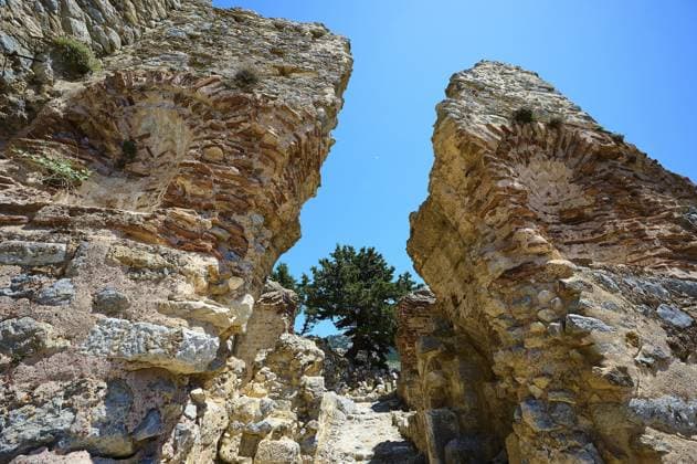 Zwei massive, antike Steinbögen öffnen sich zu einem klaren blauen Himmel, Verlassenes Dorf, Lost Place, Pyli, Paleo Pyli, Byzantinische Festung, Kos, Dodekanes, Griechische Inseln, Griechenland, Europa Two massive ancient stone arches open to a clear blue sky, Abandoned Village, Lost Place, Pyli, Paleo Pyli, Byzantine Fortress, Kos, Dodecanese, Greek Islands, Greece, Europe Copyright: imageBROKER RalfxAdler ibxraa14169439.jpg