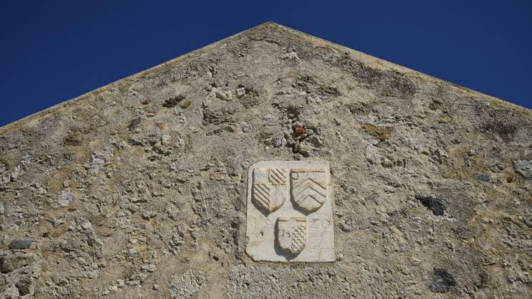 IMAGO Creative, Herbst, Reiseziel, Dodekanes, Griechische Inseln Wappen des Großmeisters del Carretto, Relief mit Wappen an der Fassade eines alten Gebäudes mit Dreiecksgiebel, Antimacheia, Mittelalterliche Festung, Johanniter-Festung, Antimachia, Kos, Dodekanes, Griechische Inseln, Griechenland, Europa Coat of arms of the Grand Master del Carretto, Relief with coat of arms on the façade of an old building with triangular pediment, Antimacheia, Medieval fortress, St John s fortress, Antimachia, Kos, Dodecanese, Greek Islands, Greece, Europe Copyright: imageBROKER RalfxAdler ibxraa14188475.jpg
