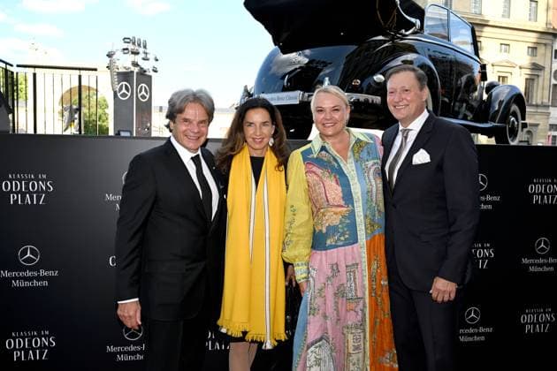 Michael Käfer mit Frau Clarissa, Johannes Fritz mit Frau Angelika Klassik am Odeonsplatz mit Unterstützung von Mercedes-Benz in München am 13.Juli 2025