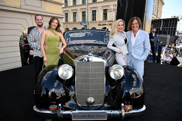 Jürgen Drews mit Frau Ramona und seiner Joelina Drews und ihren Freund Adrian Louis Klassik am Odeonsplatz mit Unterstützung von Mercedes-Benz in München am 13.Juli 2025