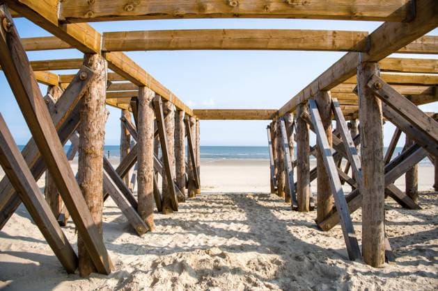 Ständerbauwerk am Nordstrand Norderney, Weisse Düne, Niedersachsen, Deutschland, Europa Column structure on the north beach of Norderney, Weisse Düne, Lower Saxony, Germany, Europe Copyright: imageBROKER KlausxRein ibxsbz13983807.jpg