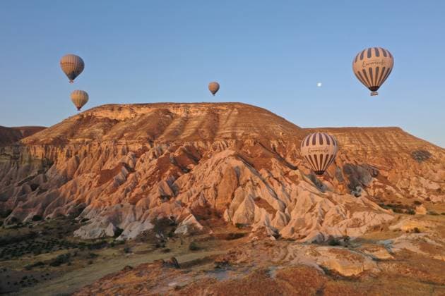 Bilder des Jahres 2025, News 07 Juli Sunrise in Cappadocia NEVSEHIR, TURKIYE - JULY 14: Hot air balloons take off at sunrise, creating stunning views over the valleys of Cappadocia, in Nevsehir, Turkiye on July 14, 2025. Listed as a UNESCO World Heritage Site, Cappadocia captivates visitors with its natural formations and cultural heritage, offering activities such as hiking, balloon tours, and rural excursions that attract numerous domestic and foreign tourists throughout the year. Behcet Alkan Anadolu Nevsehir Turkey. Editorial use only. Please get in touch for any other usage.  Copyright: x2025xAnadoluxBehcetxAlkanx
