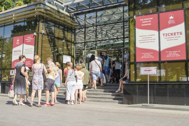 Moskau, Russland 11. August 2015: Eine Menschenmenge in der Schlange vor dem Ticketschalter der Moskauer Kreml Museen Moscow, Russia - August 11, 2015: A crowd of people in line at the ticket office of the Moscow Kremlin Museums Copyright: imageBROKER Alekseixivanov ibxiqx13741979.jpg