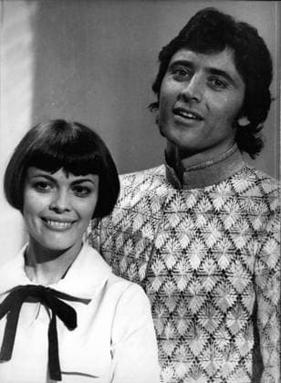 Kommentator Korrespondent Reporter TV-Moderator 20. Juni 1970 - Sacha Distel & Mireille Mathieu Film Sacha Show TV-Programm *** Commentator Correspondent Reporter TV presenter 20 June 1970 Sacha Distel Mireille Mathieu Film Sacha Show TV Programme  Copyright: xUnitedxArchivesx xkpaxKeystonex 19700620_baf_k09_007