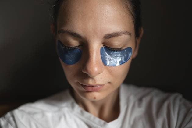 Creative Highlight Symbolbilder Junge erwachsene Frau mit Augenklappen in der Sonnentasche Young adult woman wearing eye patches in sun pocket. Copyright: imageBROKER AlexandraxTroyan ibxiqx13809618.jpg ,model released, Symbolfoto ,property released