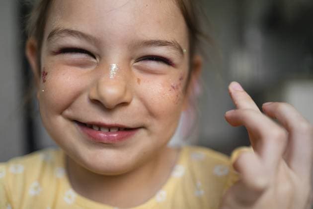 Creative Highlight Symbolbilder Make up Künstler Anwendung Glitter Make up auf Kind Mädchen Gesicht. Party, Geburtstag Kinder Make up, Vorschule oder Grundschule Veranstaltung Makeup artist applying glitter makeup on child girls face. Party, birthday kids makeup, preschool or elementary school event. Copyright: imageBROKER AlexandraxTroyan ibxiqx13809636.jpg ,model released, Symbolfoto ,property released