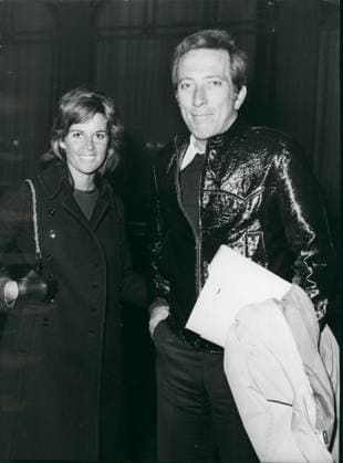 Bands Komponisten Instrumente Musiker Oper Orchester Schallplatten Sänger Songwriter Symphonien 11. November 1970 – Getrennt, aber befreundet: Andy Williams, US-amerikanischer Sänger, kam mit seiner in Frankreich geborenen Frau Claudine Longet nach London. Ihre Ehe zerbrach vor sechs Monaten nach neun Jahren. Sie sehen sich jedoch häufig und sagen, sie seien immer noch ineinander verliebt. Andy singt heute Abend bei der Royal Variety Performance im London Palladium. Das Foto zeigt Andy Williams und seine Frau Claudine im Savoy Hotel nach ihrer Rückkehr von einem Ausflug in London gestern. *** Bands Composers Instruments musicians Opera Orchestra Records Singers Songwriter Symphonies 11 November 1970 – Separate, but f  Copyright: xUnitedxArchivesx xkpaxKeystonex 19701111_baf_k09_022