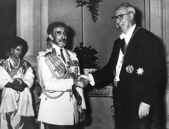 Afrika Ägypten 11. November 1970 – Kaiser Haile Selassie in Rom: Das Foto zeigt Kaiser Haile Selassie von Äthiopien, wie er Präsident Giuseppe Saragat beim offiziellen Empfang in Rom nach der Ankunft des Kaisers zu einem zweitägigen Besuch vor Kurzem die Hand schüttelt. *** Africa Egypt 11 November 1970 – Kaiser Haile Selassie in Rome the Photo shows Kaiser Haile Selassie from Ethiopia, like he President Giuseppe Saragat at official Reception in Rome to the Arrival of Emperors to a two-day Visit before short the Hand shakes  Copyright: xUnitedxArchivesx xkpaxKeystonex 19701111_baf_k09_089