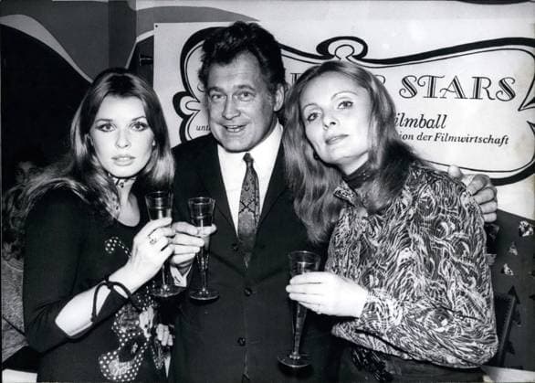 1970-1979 Schauspieler Schauspielerin 12. Dezember 1970 - Etwas Neues im Münchner Karnevalsprogramm: Die Soiree der Stars : Auf dem Foto (von links) stoßen die Schauspielerinnen Senta Berger und Ruth-Maria Kubitschek sowie Carl Mohner als künstlerischer Leiter auf den kürzlich in München ins Leben gerufenen neuen Karnevalsball an. Dieser Ball des Jahres unter der Schirmherrschaft der Spitzenorganisation der Filmindustrie (SPIO) mit prominenten Persönlichkeiten aus Film, Fernsehen, Theater, Politik, Wirtschaft und Kultur soll nicht an die Tradition der Filmbälle der fünfziger Jahre anknüpfen, sondern ein großartiges gesellschaftliches Ereignis werden, wie es bisher der seit diesem Jahr nicht mehr existierende Bal pare darstellte. Der  Copyright: xUnitedxArchivesx xkpaxKeystonex 19701212_baf_k09_081