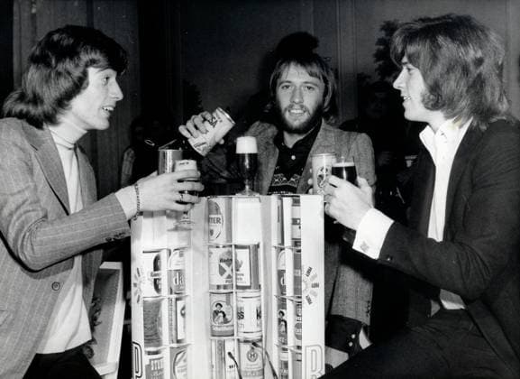 Die Bee Gees 1958 - 2003 21. Dezember 1970 – Berlin, Deutschland – Die BEE GEES kommen nach ihrer Trennung wieder zusammen. Die Brüder BARRY, MAURICE und ROBIN GIBB kamen für ein TV-Cast gemeinsam nach Deutschland. Berlin Germany *** the Bee Gees 1958 2003 21 December 1970 – Berlin, Germany – the Bee Gees come to their Separation again together the Brothers BARRY, Maurice and Robin Gibb Kamen for a TV Cast jointly to Germany Berlin Germany  Copyright: xUnitedxArchivesx xkpaxKeystonex 19701221_kts_k09_005
