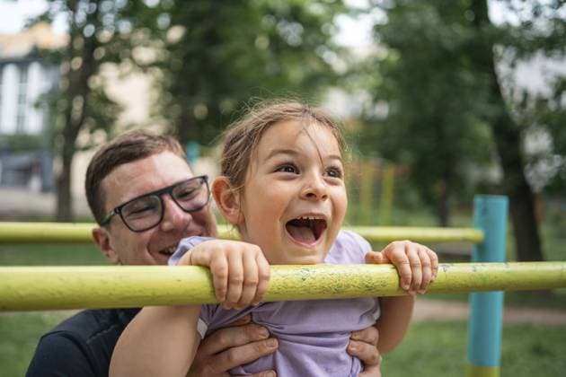Vater mit Kind Mädchen macht Klimmzüge auf Workout Outdoor Bereich. Gesunde aktiven Lebensstil, glückliche Familie Zeit. Moderne Vaterschaft Konzept Father with child girl doing pull-ups on workout outdoor area. Healthy active lifestyle, happy family time. Modern fatherhood concept . Copyright: imageBROKER AlexandraxTroyan ibxiqx13809621.jpg ,model released, Symbolfoto ,property released