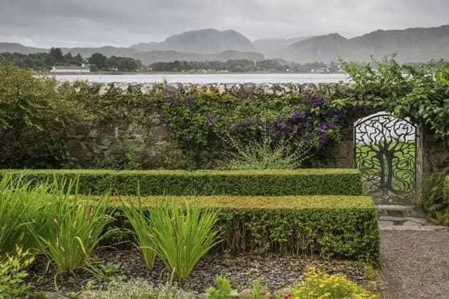 Inverewe Gardens, einer der nördlichst gelegenen botanischen Gärten der Welt, gegründet von Osgood Mackenzie, Walled Garden, ummauerter Garten, Poolewe, Loch Ewe, Highlands, Hochland, Schottland, Großbritannien, Europa Inverewe Gardens, one of the most northerly botanical gardens in the world, founded by Osgood Mackenzie, Walled Garden, Poolewe, Loch Ewe, Highlands, Highlands, Scotland, Great Britain Copyright: imageBROKER OlafxKrüger ibxomk13838354.jpg