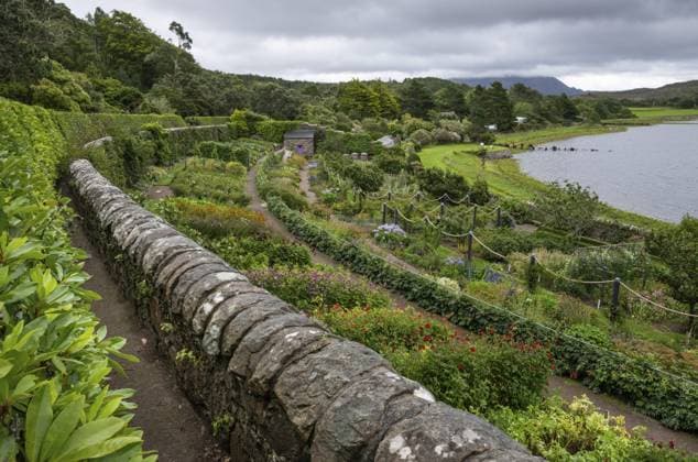 Inverewe Gardens, einer der nördlichst gelegenen botanischen Gärten der Welt, gegründet von Osgood Mackenzie, Walled Garden, ummauerter Garten, Poolewe, Loch Ewe, Highlands, Hochland, Schottland, Großbritannien, Europa Inverewe Gardens, one of the most northerly botanical gardens in the world, founded by Osgood Mackenzie, Walled Garden, Poolewe, Loch Ewe, Highlands, Highlands, Scotland, Great Britain Copyright: imageBROKER OlafxKrüger ibxomk13838355.jpg