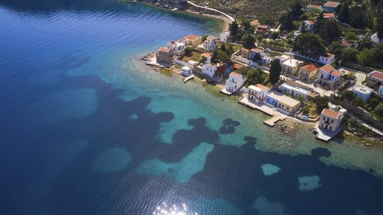 IMAGO Creative, Herbst, Reiseziel, Dodekanes, Griechische Inseln Drohnenaufnahme, Küstenort mit weißen Häusern am blauen Meer und klarer Küstenlandschaft, Bucht von Emporio, Emporio, Symi, Dodekanes, Griechische Inseln, Griechenland, Europa Drone shot, coastal village with white houses on the blue sea and clear coastal landscape, Bay of Emporio, Emporio, Symi, Dodecanese, Greek Islands, Greece, Europe Copyright: imageBROKER RalfxAdler ibxraa13859546.jpg