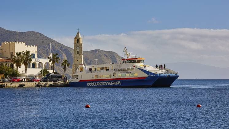 IMAGO Creative, Herbst, Reiseziel, Dodekanes, Griechische Inseln Eine Fähre angedockt am Hafen mit Uhrturm und Palmen, ruhiges Meer, Symi Stadt, Symi, Dodekanes, Griechische Inseln, Griechenland, Europa A ferry docked at the harbour with clock tower and palm trees, calm sea, Symi town, Symi, Dodecanese, Greek Islands, Greece, Europe Copyright: imageBROKER RalfxAdler ibxraa13828455.jpg