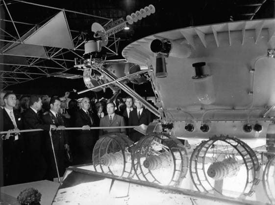Astronaut Kometen NASA Weltraum Raumschiff UFOs 28. Mai 1971 – Diskussion über den sowjetischen Luna Rover Lunokhod I *** Astronaut Comets NASA Space Spaceship UFOs 28 May 1971 – Discussion via the Soviet Luna Rover Lunokhod I  Copyright: xUnitedxArchivesx xkpaxKeystonex 19710528_baf_k09_002