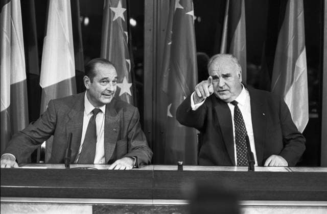 Deutschland, Bonn, 25.10.1995 Archiv: 53-64-10 Arbeitsbesuch von Frankreichs Staatspraesident Chirac Foto: Bundeskanzler Helmut Kohl und Frankreichs Staatspraesident Jaques Chirac Arbeitsbesuch von Frankreichs Staatspraesident Chirac *** Germany, Bonn, 25 10 1995 Archive 53 64 10 Working visit by French President Chirac Photo Federal Chancellor Helmut Kohl and French President Jaques Chirac Working visit by French President Chirac