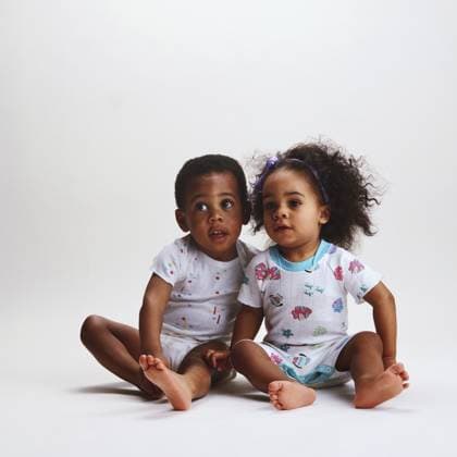 Creative Highlight Symbolbilder Zwei Kleinkinder sitzen eng beieinander auf dem Boden und tragen verspielte Strampler Two toddlers sit close together on the floor, wearing playful onesies Copyright: imageBROKER StanxFellerman ibxsnf13270689.jpg ,model released, Symbolfoto ,property released