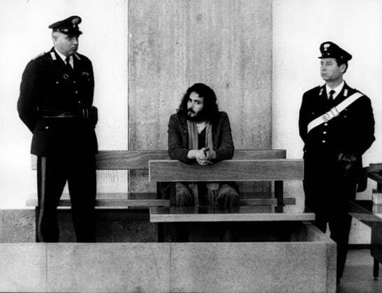 Pierre Clementi (28. September 1942 – 27. Dezember 1999) 1. August 1971 – Rom, Italien – (Archivfoto, ca. 1971, genaues Datum unbekannt) Pierre Clementi war ein französischer Schauspieler und Regisseur. Im Juni 1971 wurde er in Rom wegen Haschischbesitzes verhaftet und verbrachte über ein Jahr im Gefängnis, bevor er aus Mangel an Beweisen freigelassen und zur Ausreise gezwungen wurde. Bild: Pierre Clementi, Mitte, vor Gericht. Rome Italy *** Pierre Clementi 28 September 1942 – 27 December 1999 1 August 1971 – Rome, Italy – Archive photo, Ca 1971, exact Date unknown Pierre Clementi was a French Actors and Director at June 1971 was he in Rome because of Possession of hashish arrested and spent via a Year at Prison, before he from Defic  Copyright: xUnitedxArchivesx xkpaxKeystonex 19710801_ave_k09_317 !ACHTUNG AUFNAHMEDATUM GESCHÄTZT!