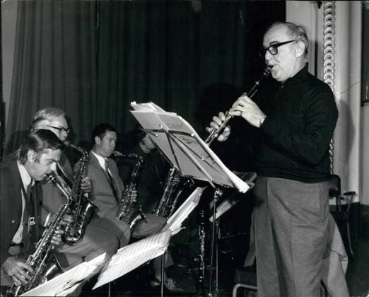 Bands Komponisten Instrumente Musiker Oper Orchester Schallplatten Sänger Songwriter Symphonien 9. September 1971 – King of Swing probt für Konzerte: Benny Goodman, der King of Swing, wurde gestern beim Klarinettenspiel im Rathaus von St. Pancras gesehen, während der Proben für zwei Konzerte mit seinem britischen Orchester – heute Abend in Brighton und am Samstag in der Royal Albert Hall. *** Bands Composers Instruments musicians Opera Orchestra Records Singers Songwriter Symphonies 9 September 1971 – King of Swing rehearses for Concerts Benny Goodman, the King of Swing, was yesterday at Clarinet playing at City Hall from St Pancras seen, during the Samples for Two Concerts with his British Orchestra – Today Eveni  Copyright: xUnitedxArchivesx xkpaxKeystonex 19710909_baf_k09_144
