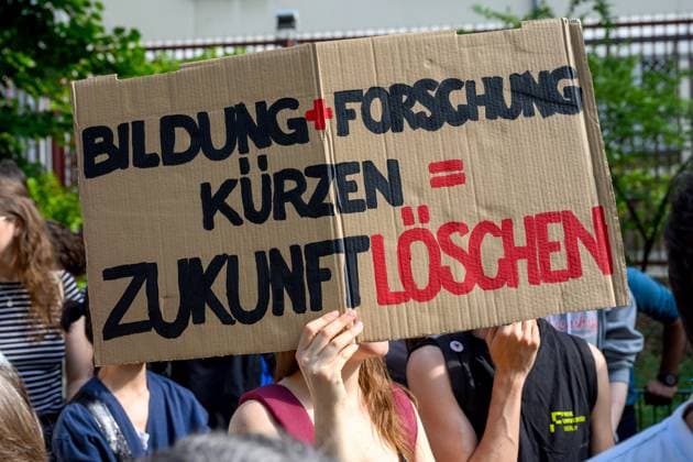 unkürzbar, Proteste gegen die Kürzungen des Berliner Senats, Berlin, 14.07.2025 Proteste von Mitarbeiter*innen der Berliner Hochschulen gegen den Vertragsbruch und die Kürzungen des Berliner Senats, Senatsverwaltung für Wissenschaft, Berlin, 14.07.2025 Berlin Senatsverwaltung für Wissenscha Deutschland, Germany *** unkürzbar, Protests against the cuts of the Berlin Senate, Berlin, 14 07 2025 Protests by employees of Berlin universities against the breach of contract and the cuts of the Berlin Senate, Senate Department for Science, Berlin, 14 07 2025 Berlin Senate Department for Science Germany, Germany Copyright: xStefanxMüllerx