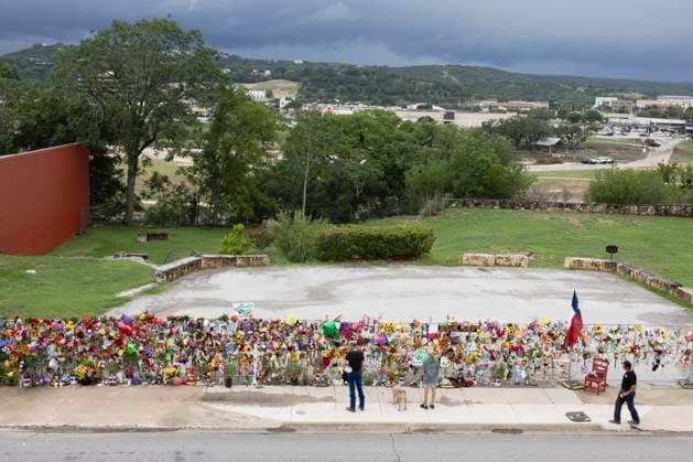 News Bilder des Tages July 14, 2025, Kerrville, Tx, USA: People visit the memorial created to honor the lives lost in the July 4 flooding in Hill Country along Water Street in Kerrville, on Monday, July 14, 2025. Kerrville USA  - ZUMAa27_ 20250714_znn_a27_002 Copyright: xSanxAntonioxExpress-Newsx