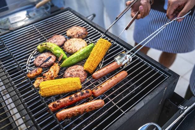 Köche grillen mehrere Hot Dogs, Hamburger, Mais und Paprika auf einem heißen Grill für eine sommerliche Grillparty Chefs grilling several hot dogs, hamburgers, corn and peppers on a hot grill for a summer barbecue party Copyright: imageBROKER UnaixHuizi ibxuhu14211821.jpg ,model released, Symbolfoto ,property released