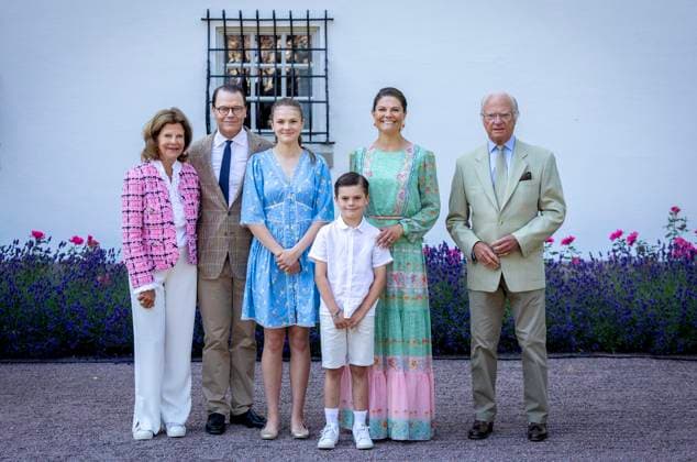 Entertainment Bilder des Tages 14-07-2025 Borgholm Prince Daniel and Princess Victoria and Prince Oscar and Princess Estelle and Queen Silvia and King Carl Gustaf attend the festivities for the crown princess her 48th birthday at Solliden palace, Borgholm, Sweden. Â  Copyright: xPPEx