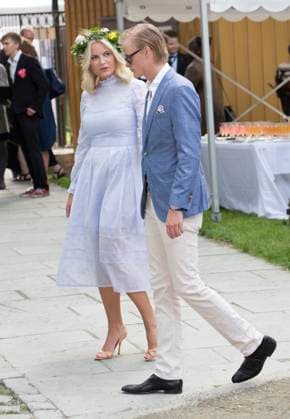 Info - Norvège: Marius Borg Hoiby, le fils de la princesse Mette-Marit soupçonné de 23 infractions dont trois viols - La princesse Mette Marit, Marius Borg Hoiby - La famille royale de Norvège lors de la garden party du jubilé des 25 ans de règne du roi Harald de Norvège à Trondheim le 23 juin 2016. King Harald celebrates his 25 year jubilee as King of Norway in with a visit with King s Ship Norge and other members of the Royal Family in Trondheim Trondheim Norvège *** Info Norway Marius Borg Hoiby, Princess Mette Marits son suspected of 23 offences including three rapes Princess Mette Marit, Marius Borg Hoiby The Royal Family of Norway at King Harald of Norways 25 year jubilee garden party in Trondheim June 23, 2016 King Harald celebrates  Copyright: xRoyalportraitsxEurope BernardxRubsamenx xBestimagexRoyalportraitsxEurope BernardxRubsamenx xBestimagex