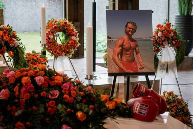 Bilder des Jahres 2025, Entertainment 07 Juli Bisettelsen til Scott Endresen Engh Oslo 20250715. Familie og venner tar farvel med Scott Endresen Engh under en apen bisettelse i Haslum store seremonirom. Seremonien avsluttes med gravlegging pa Haslum kirkegard. Foto: Thomas Fure NTB Oslo Norge Df2_RRm8Sd8 EDITORIAL USE ONLY Ref:Df2_RRm8Sd8.jpg *** The funeral of Scott Endresen Engh Oslo 20250715 Family and friends say goodbye to Scott Endresen Engh during an open funeral in Haslums large ceremony room The ceremony ends with burial at Haslum cemetery Photo Thomas Fure NTB Oslo Norway Df2 RRm8Sd8 EDITORIAL USE ONLY Ref Df2 RRm8Sd8 jpg  Copyright: xThomasxFurex xNTBx
