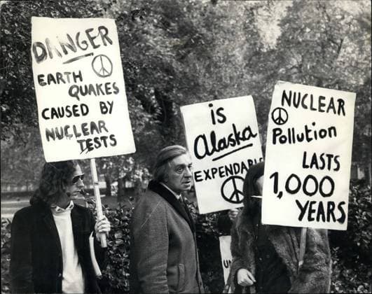 Demonstrationen 11. November 1971 – Die Vereinigten Staaten haben angekündigt, ihren großen Atomtest in Amchitka durchzuführen. Die US-Botschaft in London hatte als Datum Donnerstag, den 4. November, genannt. Die Kampagne für nukleare Abrüstung entsandte heute eine Testdelegation zur US-Botschaft am Grosvenor Square in London und demonstrierte während des Empfangs vor der Botschaft. Das Foto zeigt Dick Nettleton, Generalsekretär der Kampagne für nukleare Abrüstung, mit seinen Unterstützern nach der heutigen Übergabe einer Petition an der amerikanischen Botschaft. *** Demonstrations 11 November 1971 – the United States have announced, their Big ones Nuclear test in Amchitka to be carried out the US Message in London had as Date Thursd  Copyright: xUnitedxArchivesx xkpaxKeystonex 19711111_baf_k09_202