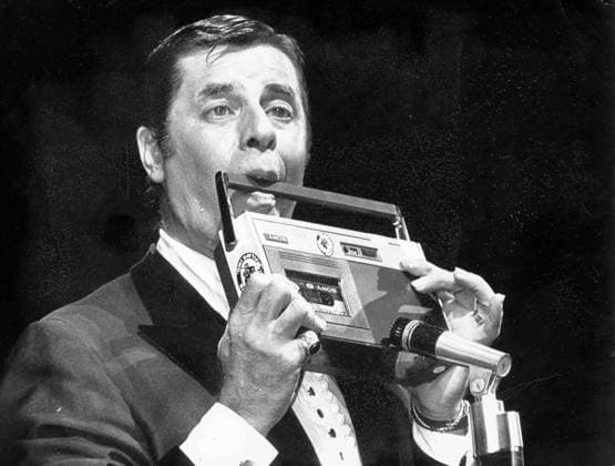 Komiker, Schauspieler Jerry Lewis 1926 - 19. Mai 1976 - Paris, Frankreich - Komiker Jerry Lewis schneidet Grimassen bei der Promi-Victorian-Hall-Aufführung im Olympia Theatre. Paris France *** Comedian, Actors Jerry Lewis 1926 19 May 1976 Paris, France Comedian Jerry Lewis cuts Grimaces at the Celebrity Victorian Hall Performance at Olympia Theatre Paris France  Copyright: xUnitedxArchivesx xkpaxKeystonex 19720209_rra_k09_003