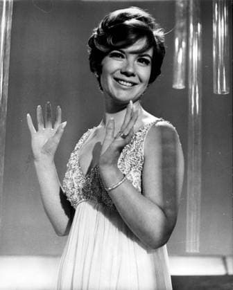Vikki Carr VIKKI CARR ist eine amerikanische Sängerin und Humanistin. Sie ist in verschiedenen Musikrichtungen aufgetreten, darunter Jazz, Pop und Country, hatte aber ihren größten Erfolg auf Spanisch. London UK *** Vikki Carr Vikki Carr is a American Singer and Humanist you is in various Music genres occurred, including Jazz, Pop and Country, had but their largest Success at Spanish London UK  Copyright: xUnitedxArchivesx xkpaxKeystonex 19720209_rra_k09_412