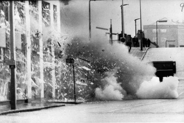Irland während der Unruhen Terroristische Bombenanschläge. IRA: In den Jahren 1970 1972 explodierte die politische Gewalt in Nordirland. Ihren Höhepunkt erreichte sie 1972, als fast 500 Menschen ihr Leben verloren. Es gibt mehrere Gründe für die Eskalation der Gewalt in diesen Jahren. Unionisten sehen den Hauptgrund in der Gründung der Provisional Irish Republican Army (Provisional IRA), einer Gruppe, die sich aus der Spaltung der IRA in die provisorische und die offizielle Fraktion entwickelte. Während die ältere IRA gewaltfreie zivile Proteste unterstützt hatte, war die neue Provisional IRA entschlossen, einen bewaffneten Kampf gegen die britische Herrschaft in Nordirland zu führen. Die neue IRA war bereit, die Rolle der  Copyright: xUnitedxArchivesx xkpaxKeystonex 19720210_kts_k09_520
