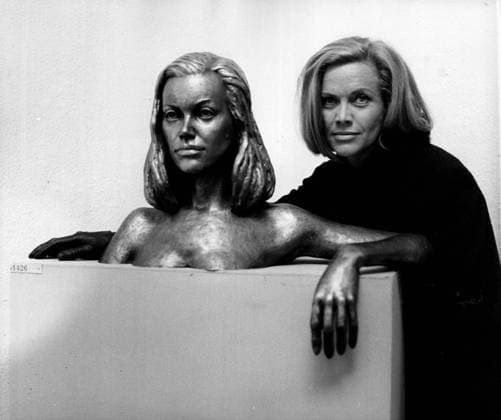 Schauspielerin Honor Blackman 1925 - 6. Mai 1966 – London, England, Vereinigtes Königreich – Die Schauspielerin Honor Blackman mit einer Bronzeskulptur von sich selbst, die vom Künstler Richard Browns geschaffen wurde, während einer privaten Vorführung der Sommerausstellung der Royal Academy. London England United Kingdom *** Actress HONOR Blackman 1925 6 May 1966 – London, England, United Kingdom – the Actress HONOR Blackman with a Bronze sculpture from itself itself, the from Artists Richard Browns created was, during a private Demonstration the Summer Exhibition the Royal Academy London England United Kingdom  Copyright: xUnitedxArchivesx xkpaxKeystonex 19720210_kts_k09_873