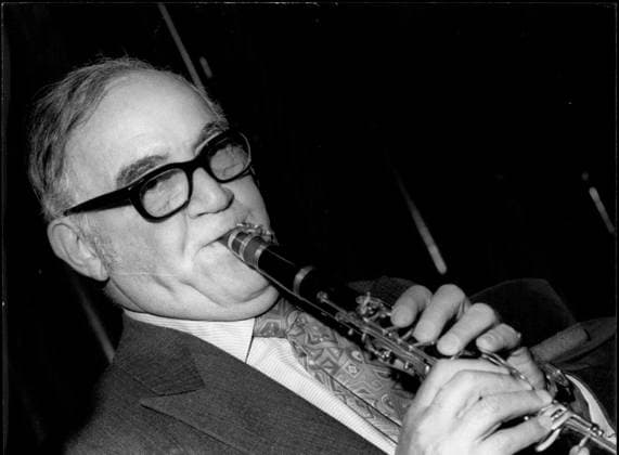 Bands Komponisten Instrumente Musiker Oper Orchester Schallplatten Sänger Songwriter Symphonien 29. Februar 1972 - führt der berühmte Klarinettist Benny Goodman im Chaillot Palace *** Bands Composers Instruments musicians Opera Orchestra Records Singers Songwriter Symphonies 29 February 1972 leads the famous Clarinettist Benny Goodman at Chaillot Palace  Copyright: xUnitedxArchivesx xkpaxKeystonex 19720229_baf_k09_011