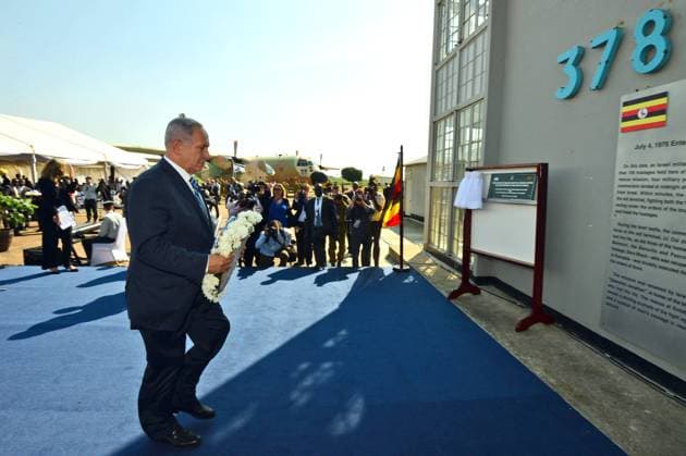 Le Premier Minister israelien Benjamin Netanyahu participe à une cérémonie pour le 40ème anniversaire du raid sur Entebbe en Ouganda le 4 juillet 2016. Prime Minister Benjamin Netanyahu attends a ceremony in Entebbe, commemorating the 40 th anniversary of Operation Entebbe. His brother, Yonathan Netanyahu was killed during this operation in 1976. Entebbe Ouganda *** Israeli Prime Minister Benjamin Netanyahu attends a ceremony for the 40th anniversary of the raid on Entebbe, Uganda July 4, 2016 Prime Minister Benjamin Netanyahu attends a ceremony in Entebbe, commemorating the 40 th anniversary of Operation Entebbe His brother, Yonathan Netanyahu was killed during this operation in 1976 Entebbe Uganda  Copyright: xGPOxviaxBestimagexGPOxviaxBestimagex